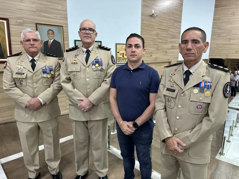 Prefeito de Ituaçu prestigia solenidade de passagem de comando do 24º BPM em Brumado