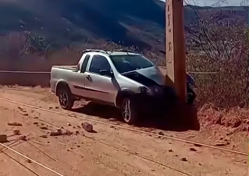 Casal de idosos fica ferido após carro bater em poste na zona rural de Guanambi