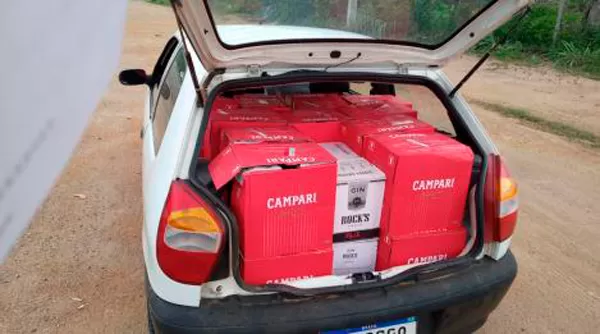 Após abordagem a veículo de passeio, PRF apreende carga de bebidas sem nota fiscal na BR 116