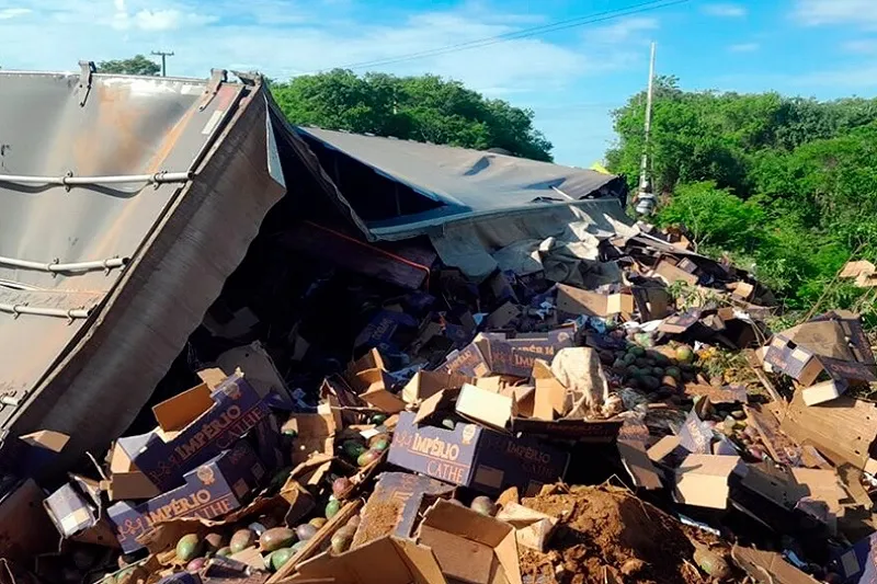 Carreta carregada com mangas tomba na BR-030 em Guanambi