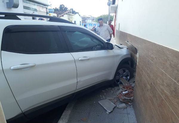 Mulher perde controle da direção de veículo e colide contra lateral de loja em Brumado 