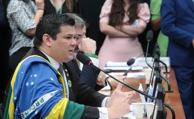 Comissão aprova projeto que proíbe uso de arma de fogo por segurança do presidente da República