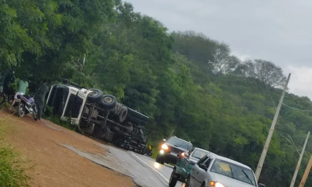 Caminhão carregado de frutas tomba na BR-030 entre Caetité e Brumado