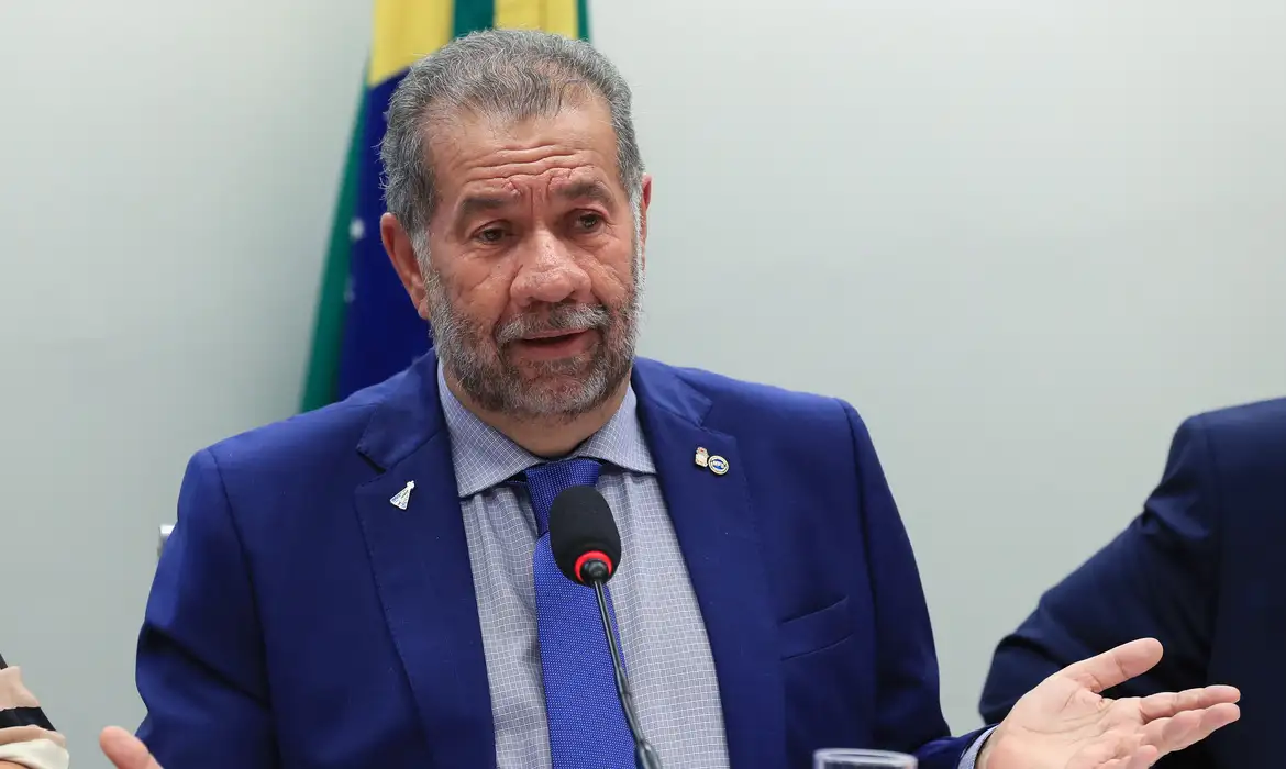 Após fraude no INSS, Lupi pede demissão do Ministério da Previdência