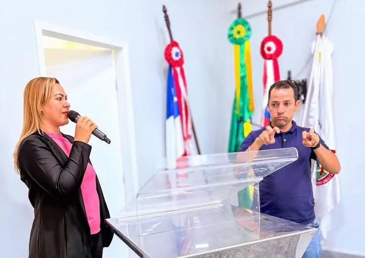 Jovem surdo cobra inclusão e acessibilidade durante Tribuna Livre em Guanambi