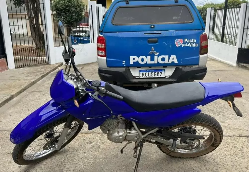 Brumado: Guarnição da CETO apreende motocicleta irregular durante rondas na praça de Teófilo Alves Lima