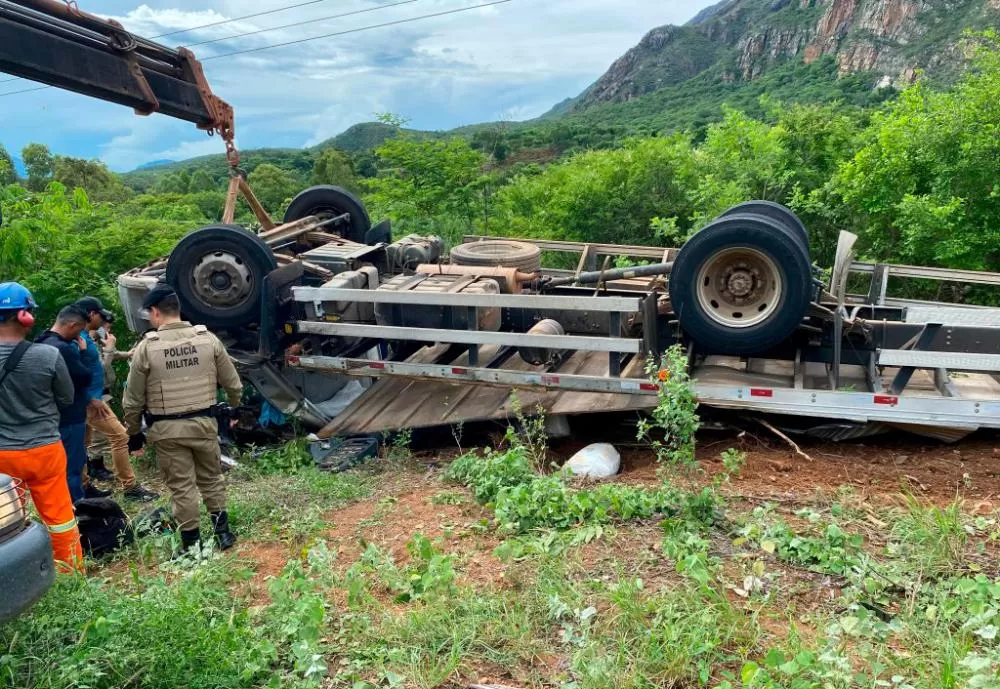 Tragédia na Serra das Almas: Caminhão tomba na BA-148 e deixa um morto
