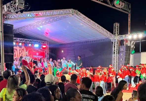 Crianças das escolas municipais brilham no Natal Luz de Brumado; prefeito Fabrício destaca magia do momento