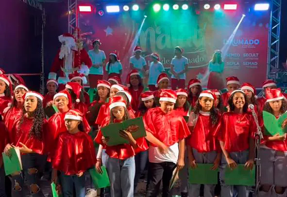 Crianças das escolas municipais brilham no Natal Luz de Brumado; prefeito Fabrício destaca magia do momento