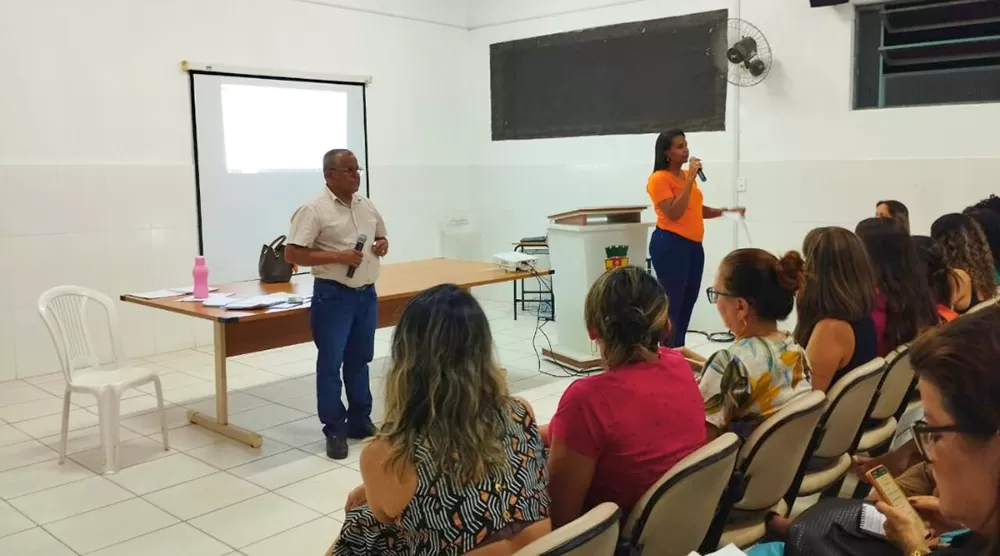 Brumado: Equipe técnica da Educação Municipal se reuniu com toda a equipe diretiva das escolas para apresentar e explicar o calendário de aulas