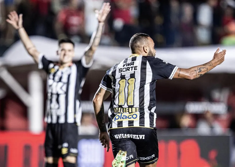 Vitória perde para o Santos no Barradão e segue afundado na zona de rebaixamento