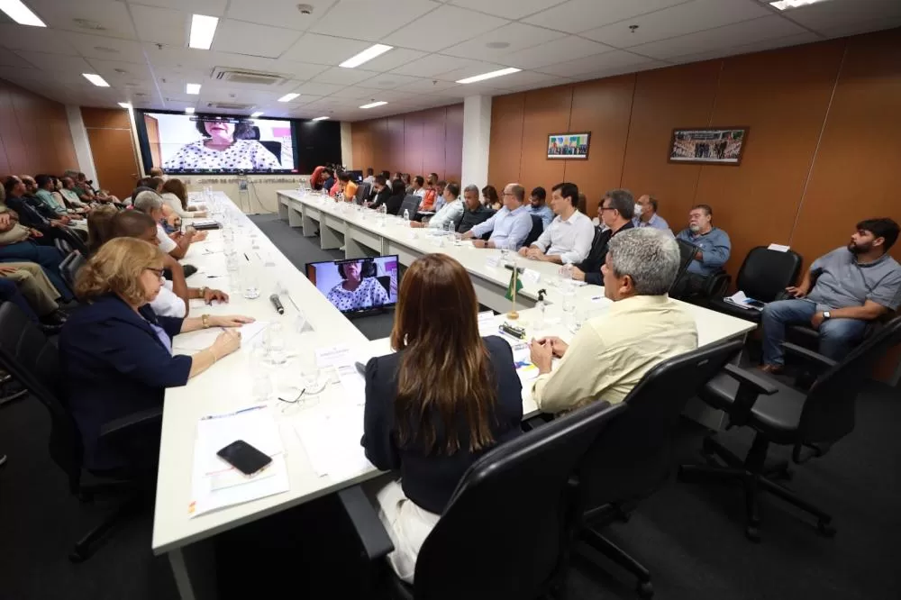 Governo do Estado intensifica combate à dengue; Jerônimo reúne prefeitos de municípios afetados para reforçar ações