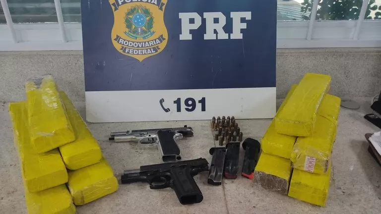 PRF prende passageiro de ônibus com duas pistolas e dez quilos de maconha