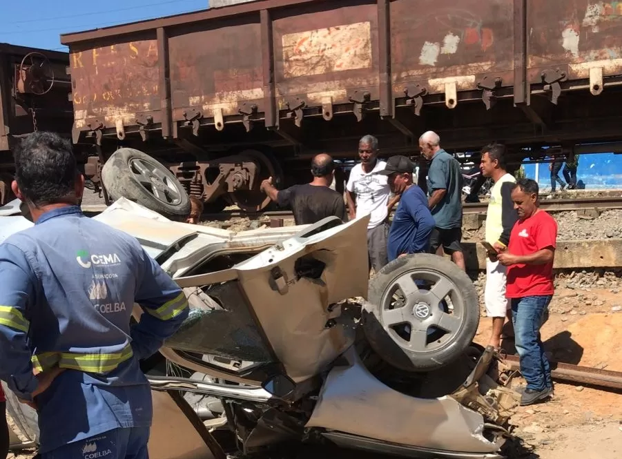 Acidente entre locomotiva e carro é registrado em linha férrea em Tanhaçu
