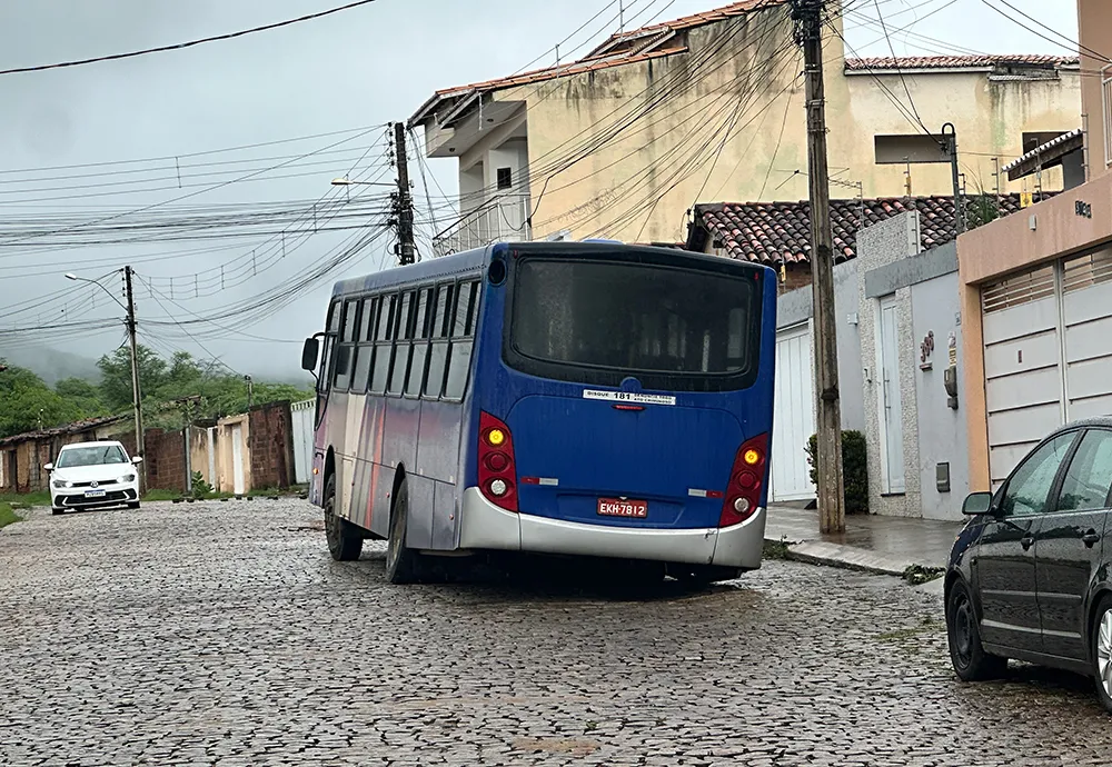 Ônibus fica preso em buraco aberto por fortes chuvas em Brumado
