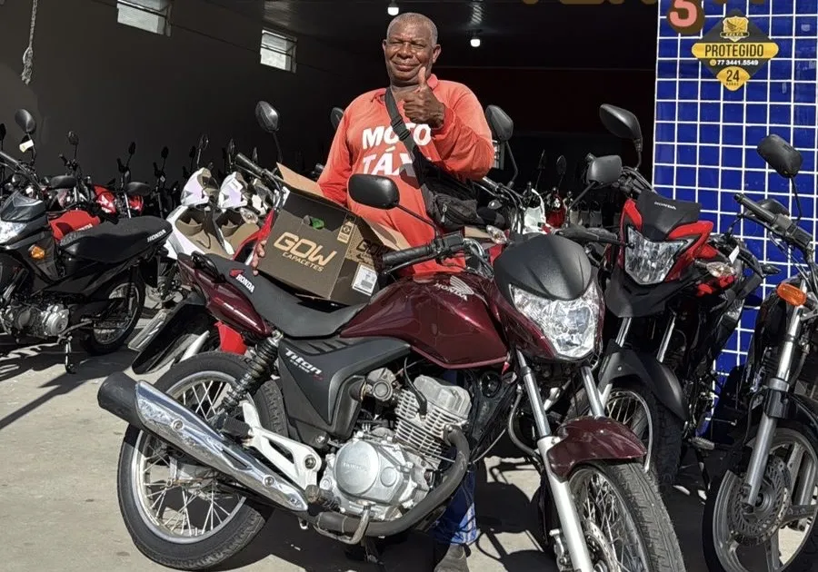 Após mobilização nas redes sociais, mototaxista que teve moto destruída por incêndio recebe doação de outra moto em Brumado