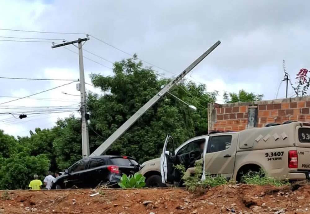 Bahia: Motorista perde controle da direção e bate carro contra poste em Brumado