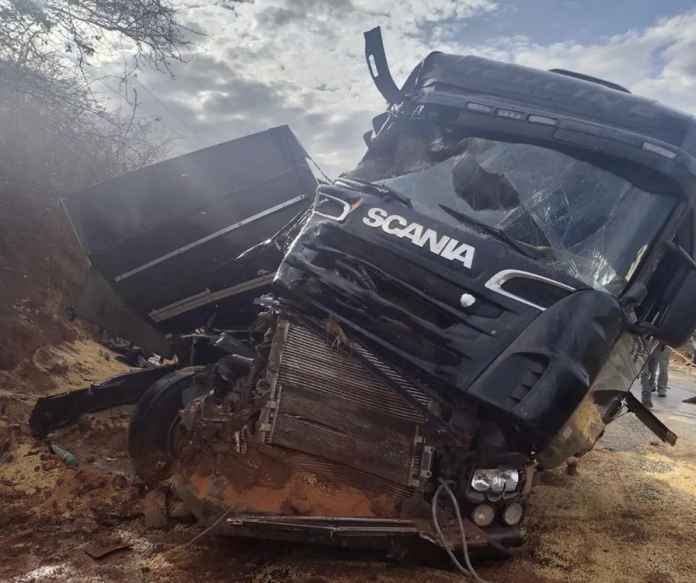 Carreta carregada de soja tomba na BR-030 e carga é saqueada