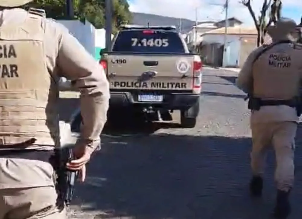 Criminosos capturados pela PRE em Tanhaçu são levados de volta a Alagoas