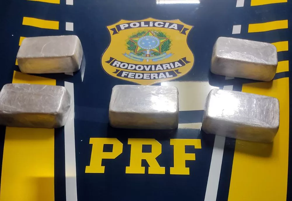 Mulher recebe droga em praça da capital paulista e acaba presa na BR 116 em Vitória da Conquista