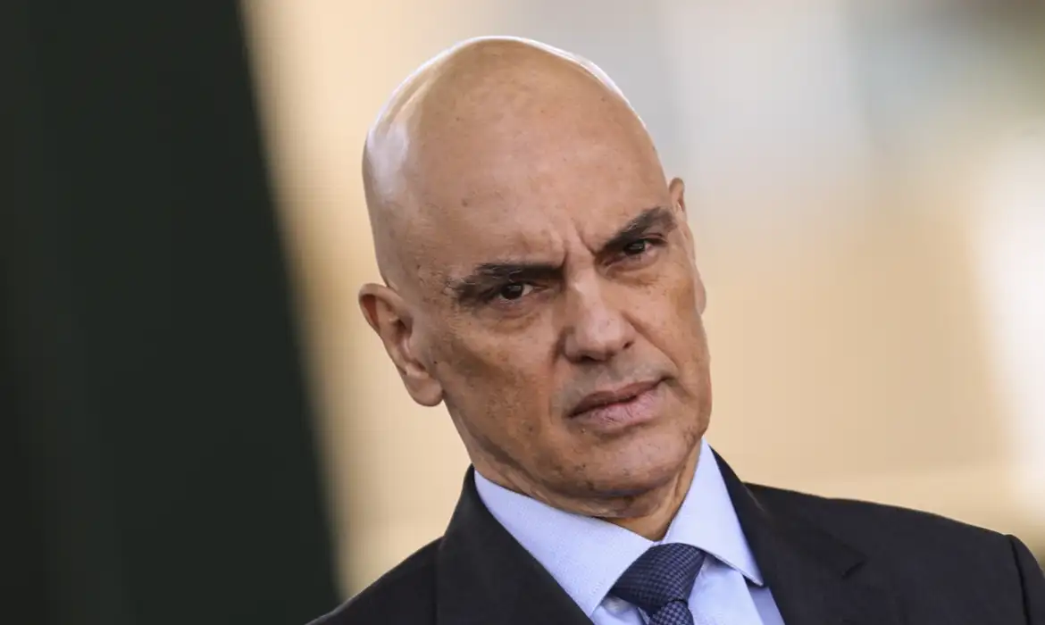 Moraes determina suspensão da rede social X no Brasil
