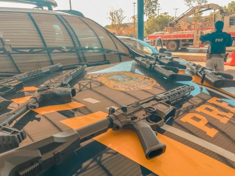 PRF apreende arsenal de armas em veículo durante fiscalização em Barreiras