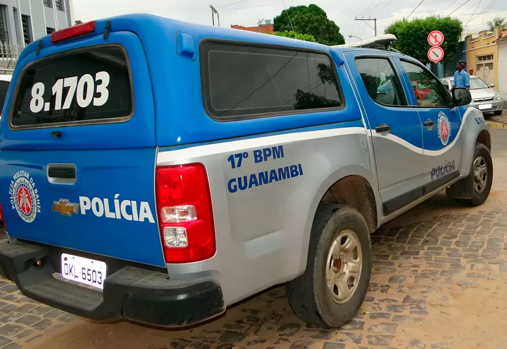 Policiais Militares do 17º BPM prendem homem que ameaçava pessoas com facão no centro de Guanambi