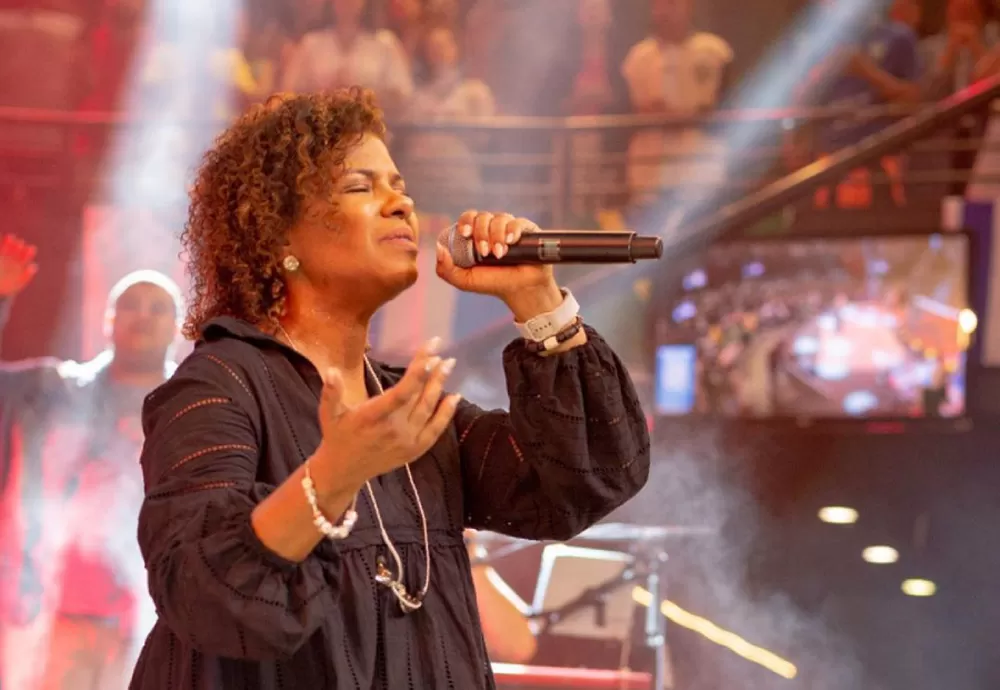Cantora e pastora Nívea Soares se apresentará em comemoração ao Dia do Evangélico em Brumado