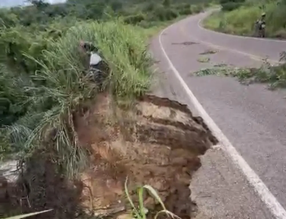 Asfalto ameaça ceder na BA-142 entre Ituaçu e Barra da Estiva após fortes chuvas