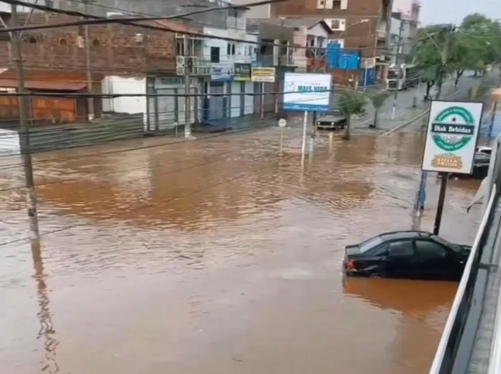 Volta a chover forte e Brumado registra alagamentos em residências e comércios 