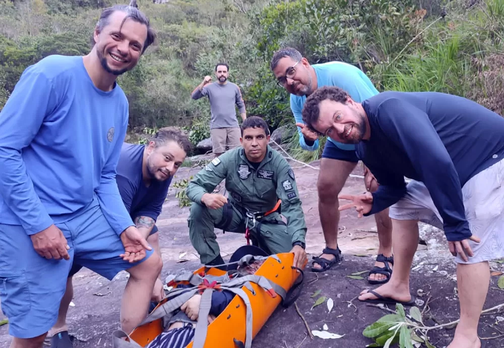 Policiais e bombeiros socorrem turista em Lençóis após queda