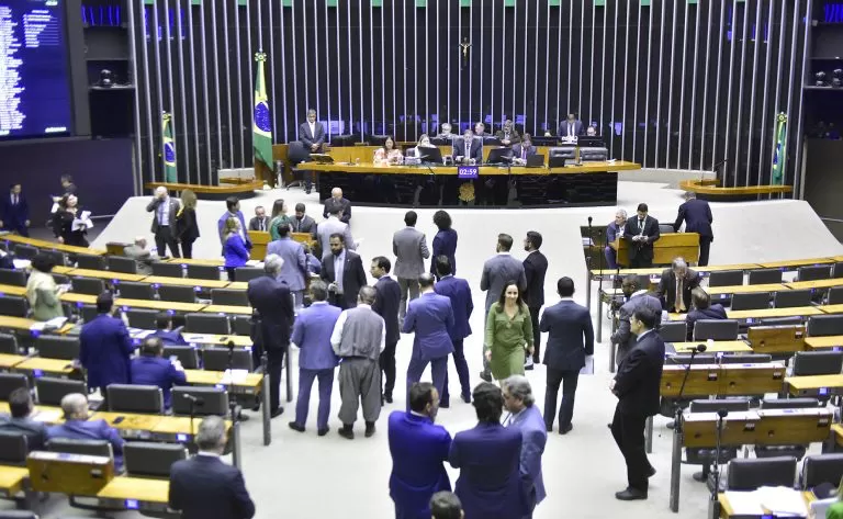 Câmara dos Deputados aprova texto-base da minirreforma eleitoral; votação prossegue nesta quinta (14)