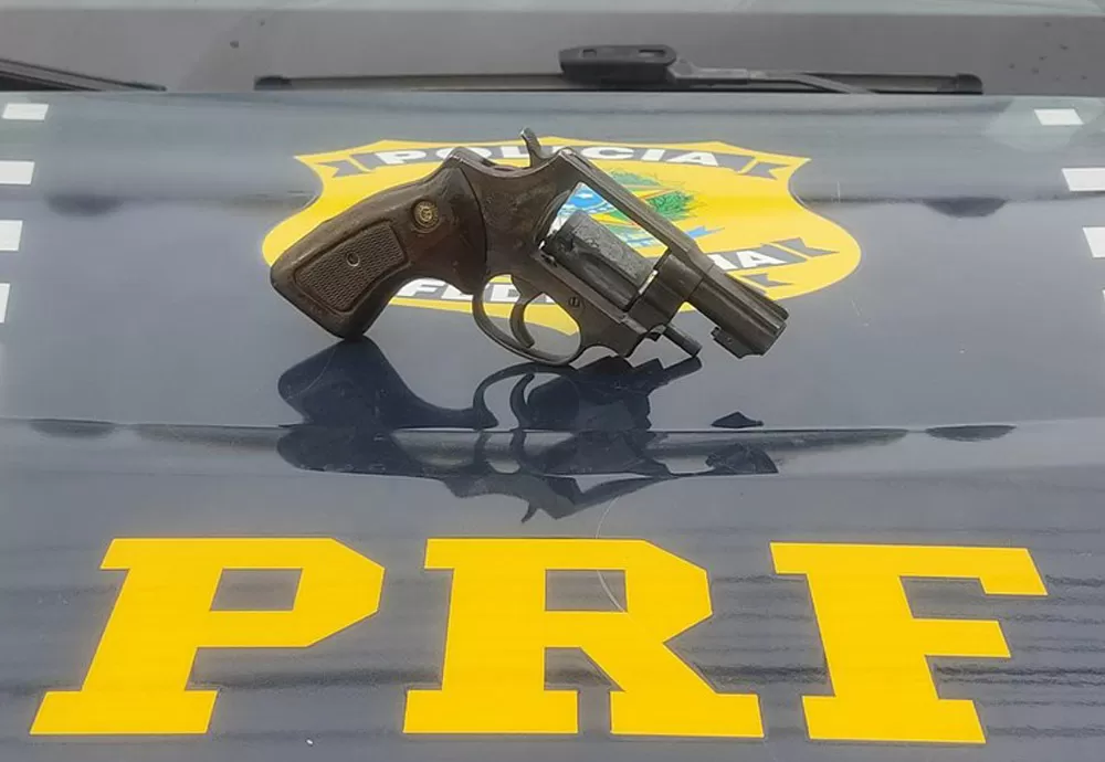 PRFs libertam reféns e recuperam caminhão tomado de assalto