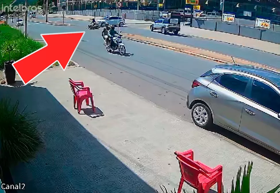 Brumado: Acidente é registrado entre veículo que saía do Brasil Atacarejo e motociclista que seguia na Avenida Lindolfo Azevedo Brito