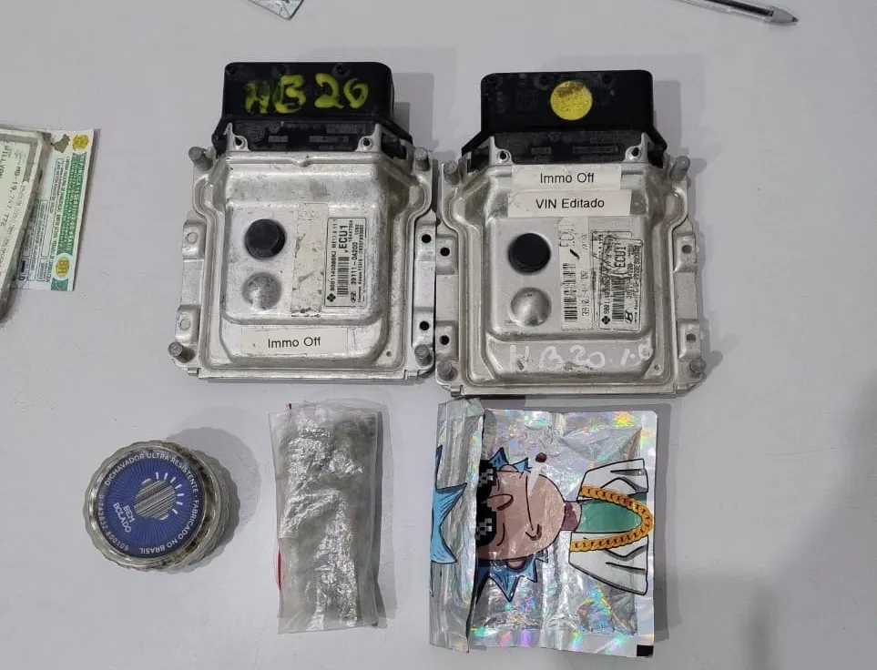 Polícia Rodoviária Estadual apreende entorpecentes e detém suspeito com mandado em aberto em Brumado