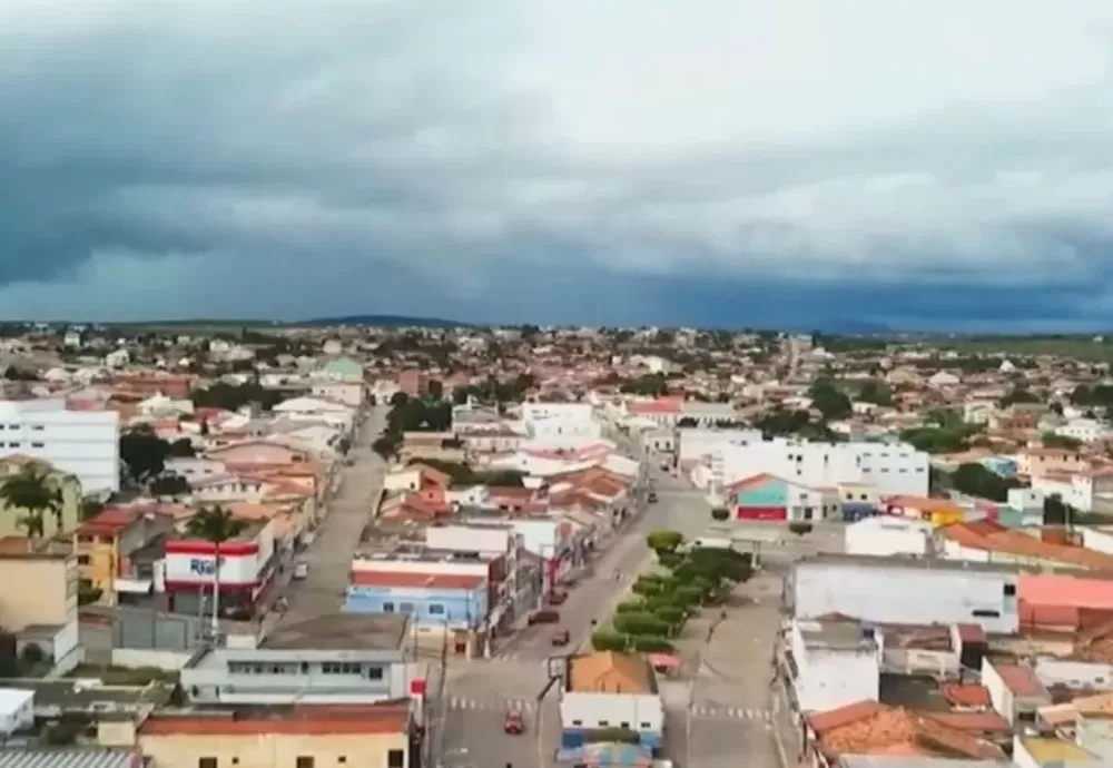 Suspeito de tentativa de feminicídio é preso após atirar no rosto da ex-companheira em Poções