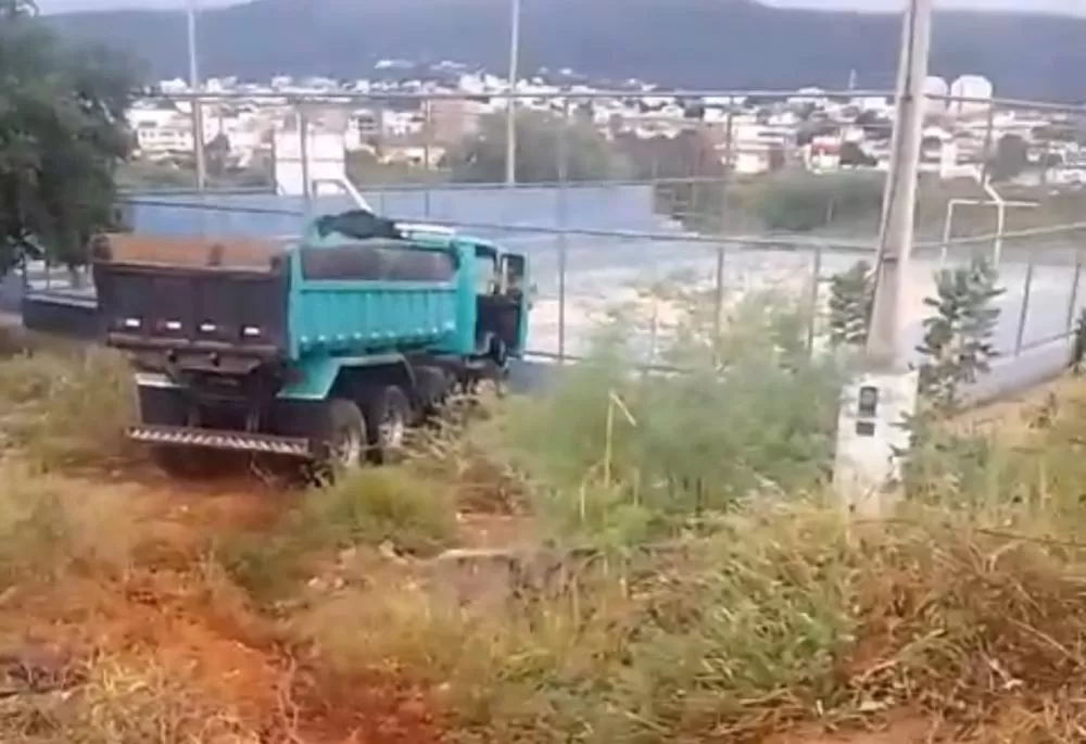 Brumado: Caçamba desgovernada causa destruição na Rua Bela Vista