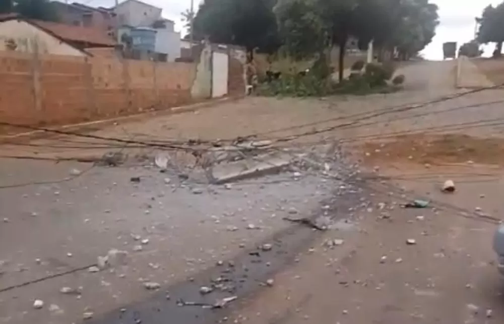 Brumado: Caçamba desgovernada causa destruição na Rua Bela Vista