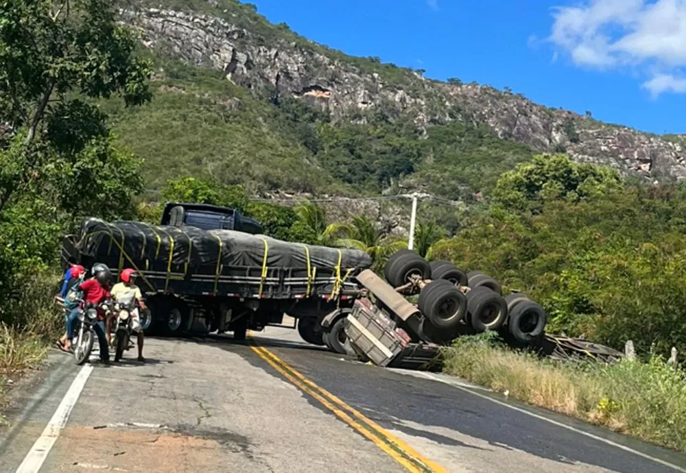 Serra das Almas: Acidente com carreta interrompe tráfego entre Livramento e Rio de Contas