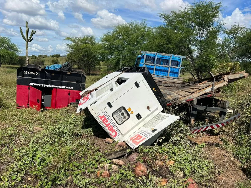 BA 142: caminhão capota entre Anagé × Tanhaçu sem deixar feridos