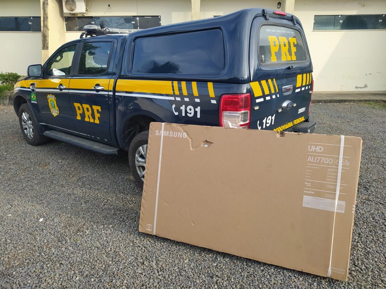 PRF prende passageiro de ônibus após subtrair televisor de 65 polegadas de caminhão acidentado