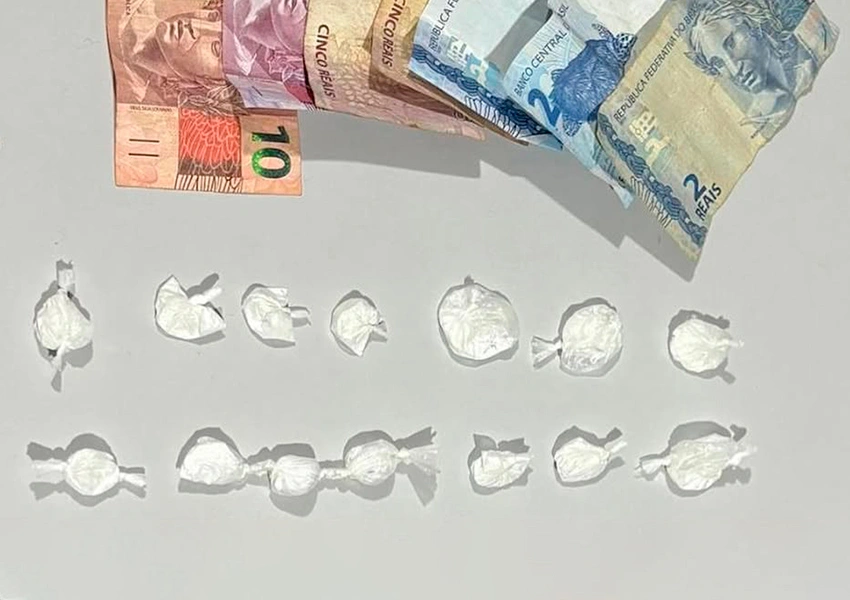 Mototaxista é flagrado com cocaína escondida em capacete em Livramento de Nossa Senhora