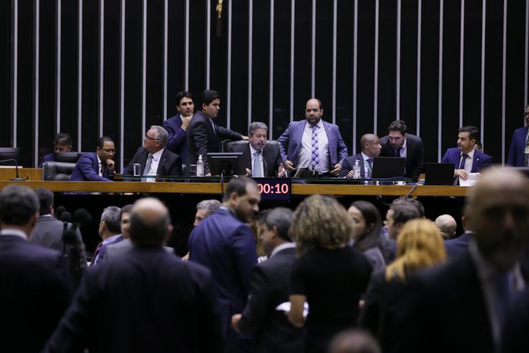 Câmara dos Deputados aprova MP que abriu crédito de R$ 27 bilhões para pagamento de auxílios