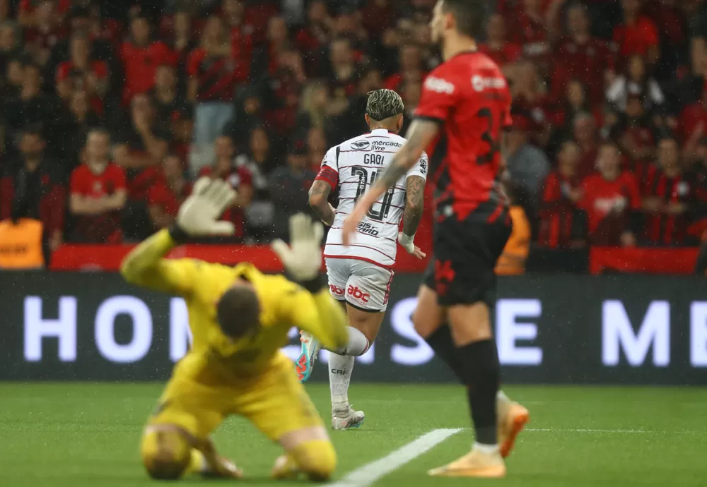 Flamengo bate o Athletico-PR na Arena da Baixada e está na semifinal da Copa do Brasil