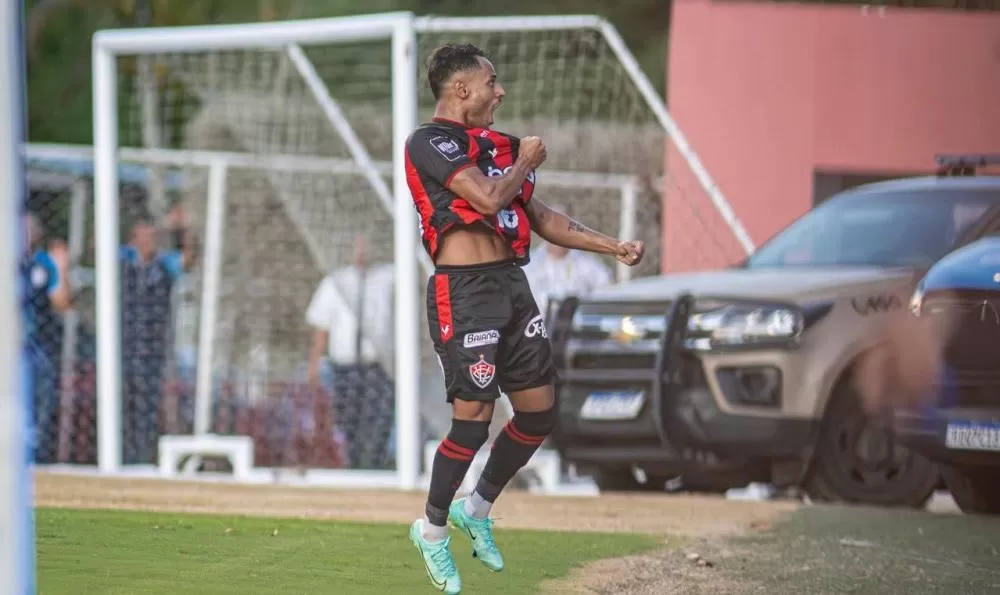 Vitória vira o jogo e sai na frente do Bahia na final do Campeonato Baiano