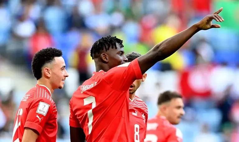 Suíça acorda no 2º tempo, bate Camarões e salta à frente no grupo do Brasil