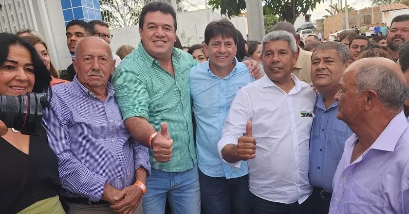 Aracatu: Ex-prefeito, Sérgio Maia prestigia inauguração do Colégio Estadual de Tempo Integral