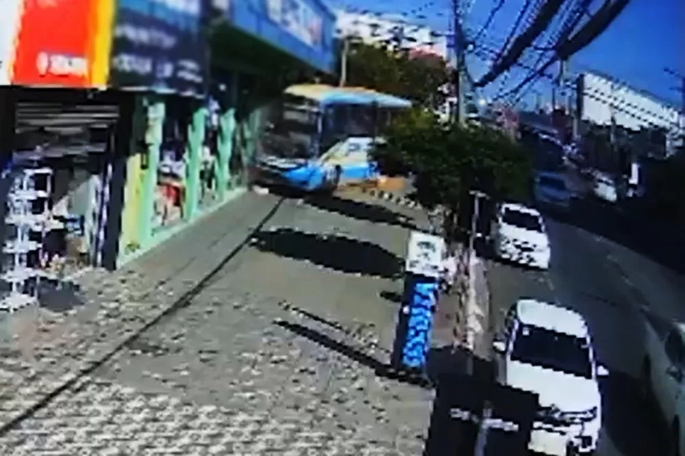 Idosa fica ferida após ônibus descer desgovernado e invadir loja em Vitória da Conquista