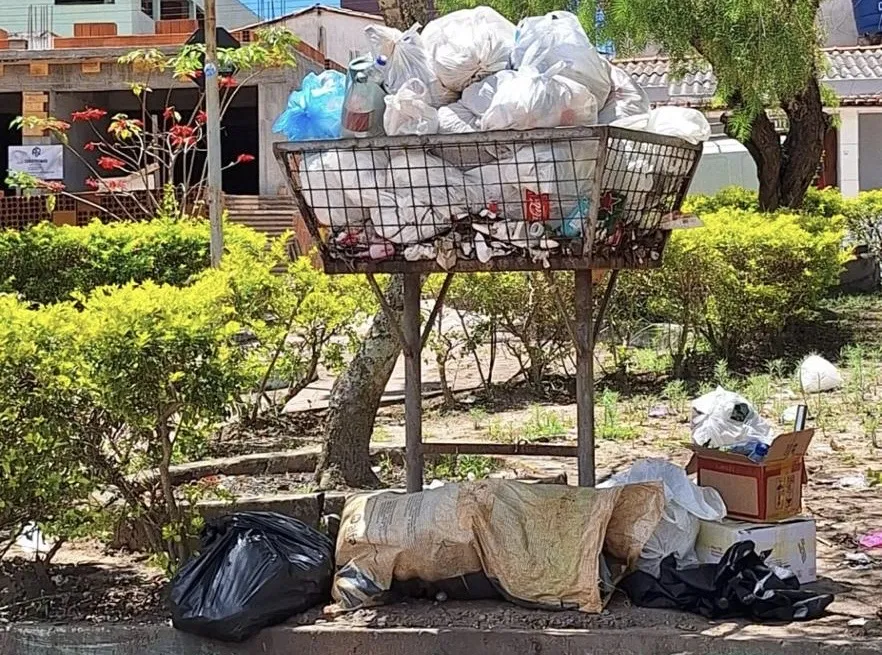 População de Barra da Estiva critica gestão do prefeito João de Didi pelo descaso com a coleta de lixo