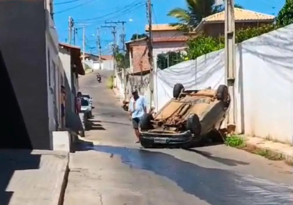Veículo tomba na Rua Hermes Santos, em Brumado